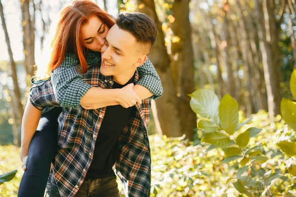 Belo casal passar o tempo em um parque de verão — Fotografia de Stock