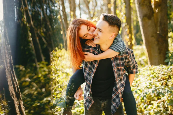 Beau couple passer du temps dans un parc d'été — Photo