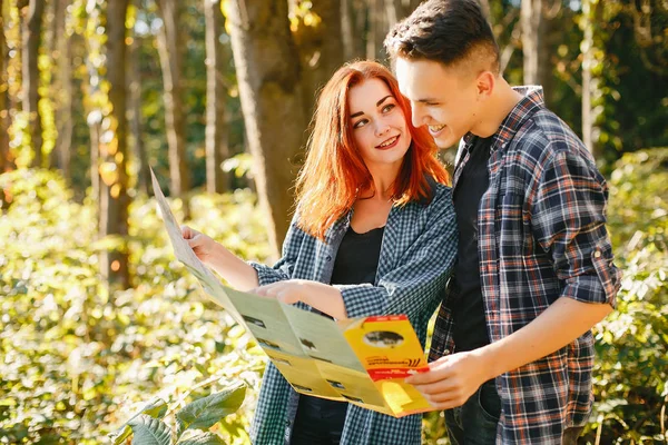 Belo casal passar o tempo em um parque de verão — Fotografia de Stock