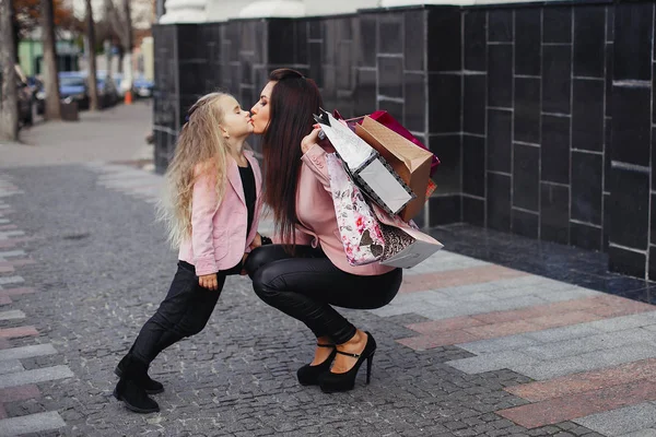 Madre e figlia con shopping bag in una città — Foto Stock