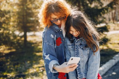 Bir yaz parkında kızı olan zarif bir anne.