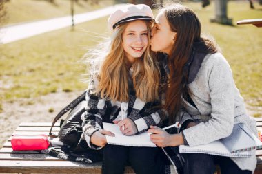 Yaz parkında iki güzel kız