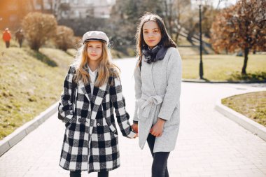 Bir bahar parkında iki güzel kız