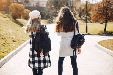 Bir bahar parkında iki güzel kız