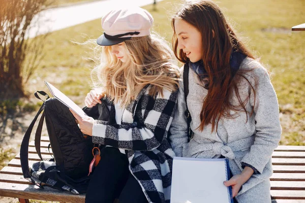 Dos chicas guapas en un parque de verano — Foto de Stock