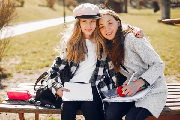 Deux jolies filles dans un parc d'été — Photo