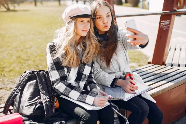 Deux jolies filles dans un parc d'été — Photo