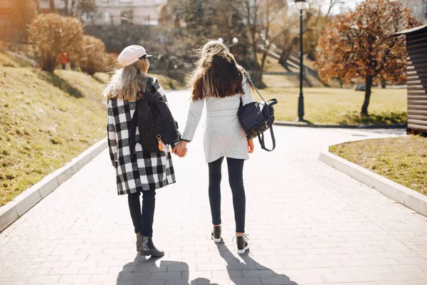 Duas meninas bonitas em um parque de primavera — Fotografia de Stock