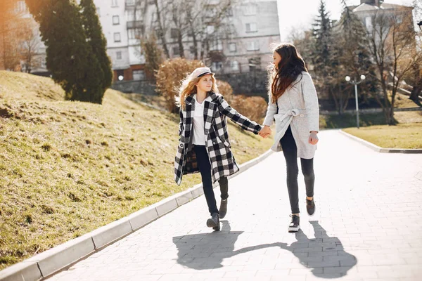 Twee mooie meisjes in een lente Park — Stockfoto