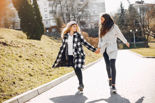 Dos chicas guapas en un parque de primavera — Foto de Stock