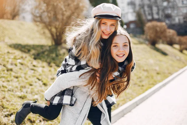 Deux jolies filles dans un parc de printemps — Photo