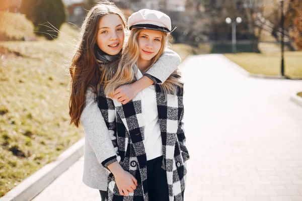 Δύο όμορφα κορίτσια σε ένα πάρκο άνοιξη — Φωτογραφία Αρχείου