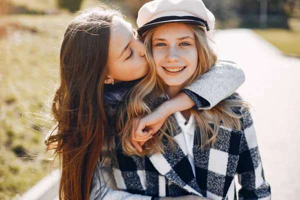 Två vackra flickor i en vårpark — Stockfoto
