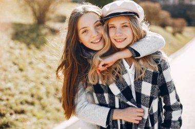 Bir bahar parkında iki güzel kız