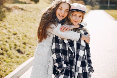 Bir bahar parkında iki güzel kız