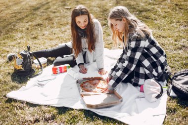 Yaz parkında iki güzel kız