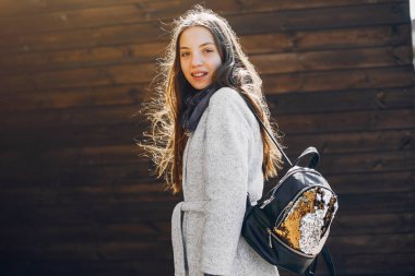 Bahar parkında güzel kız