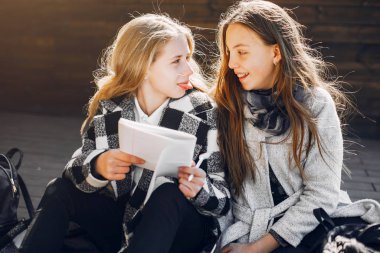 Yaz parkında iki güzel kız