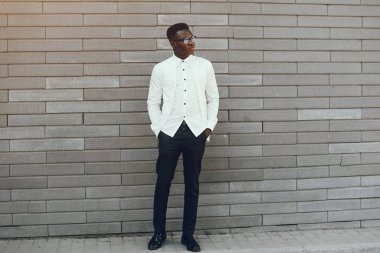 Bir yaz şehrinde zarif siyah adam