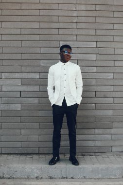 Bir yaz şehrinde zarif siyah adam