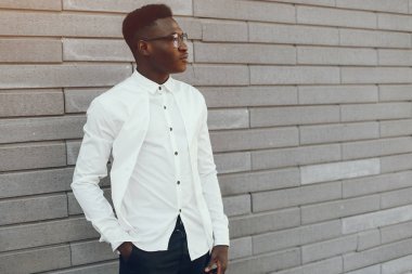 Bir yaz şehrinde zarif siyah adam