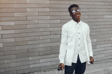 Bir yaz şehrinde zarif siyah adam