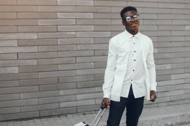 Bir yaz şehrinde zarif siyah adam