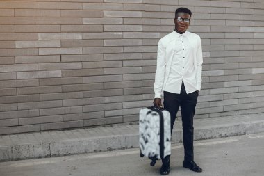 Bir yaz şehrinde zarif siyah adam