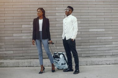 Bir yaz şehirde zarif siyah çift