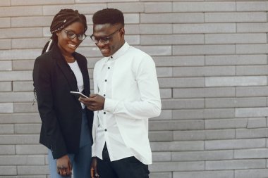 Bir yaz şehirde zarif siyah çift