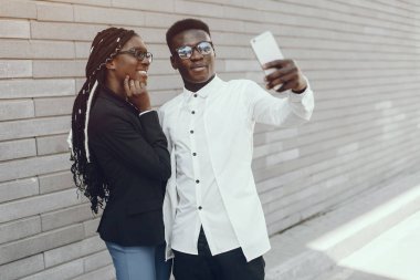 Bir yaz şehirde zarif siyah çift