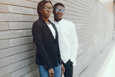 Bir yaz şehirde zarif siyah çift