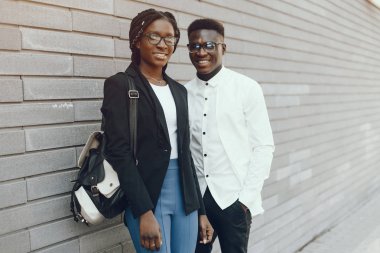 Bir yaz şehirde zarif siyah çift