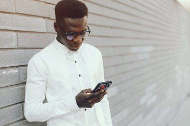 Bir yaz şehrinde zarif siyah adam