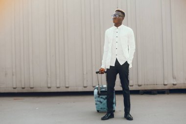 Bir yaz şehrinde zarif siyah adam