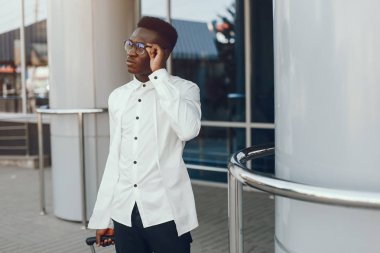 Bir yaz şehrinde zarif siyah adam