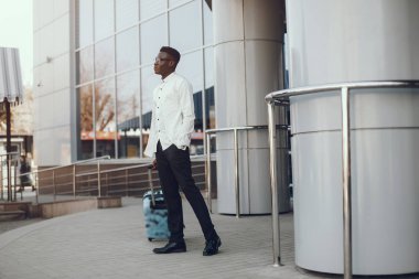 Bir yaz şehrinde zarif siyah adam