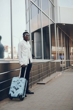 Bir yaz şehrinde zarif siyah adam