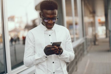 Bir yaz şehrinde zarif siyah adam