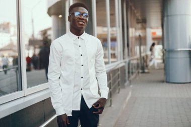 Bir yaz şehrinde zarif siyah adam