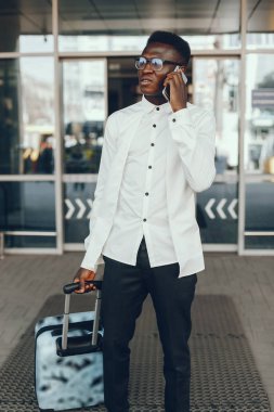 Bir yaz şehrinde zarif siyah adam