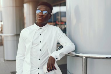 Bir yaz şehrinde zarif siyah adam