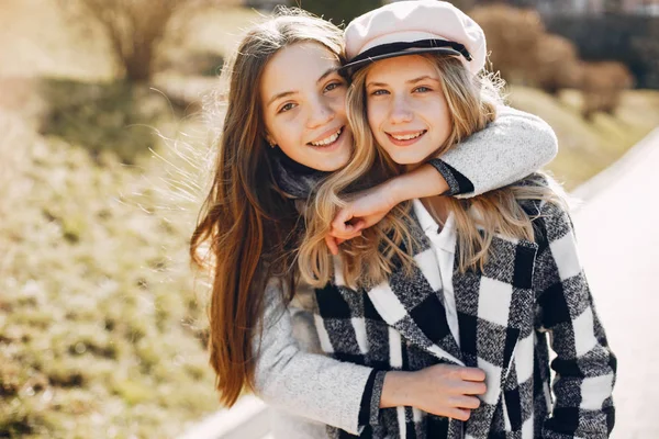 Δύο όμορφα κορίτσια σε ένα πάρκο άνοιξη — Φωτογραφία Αρχείου