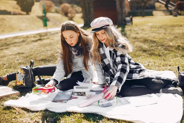 Duas meninas bonitas em um parque de verão — Fotografia de Stock