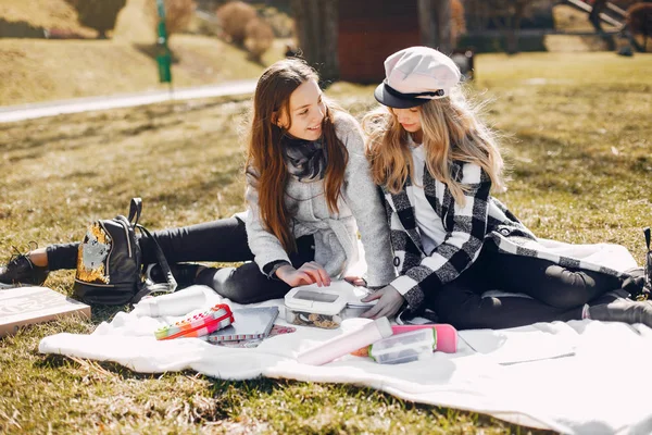 Duas meninas bonitas em um parque de verão — Fotografia de Stock