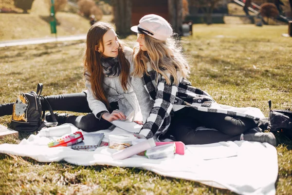 Deux jolies filles dans un parc d'été — Photo