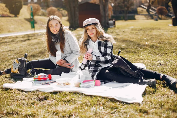 Duas meninas bonitas em um parque de verão — Fotografia de Stock