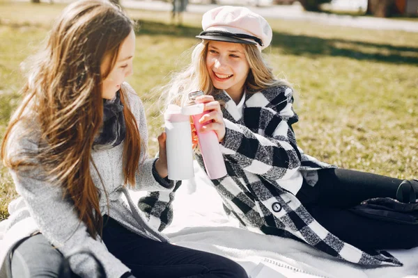 Due belle ragazze in un parco estivo — Foto Stock