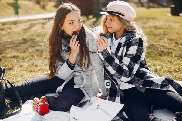 Twee mooie meisjes in een zomer Park — Stockfoto