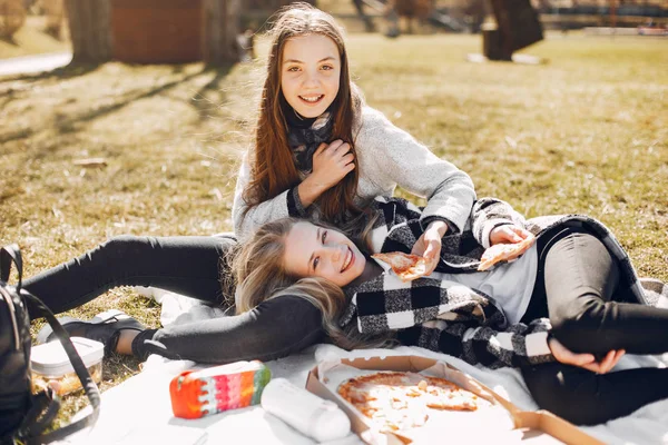 Due belle ragazze in un parco estivo — Foto Stock